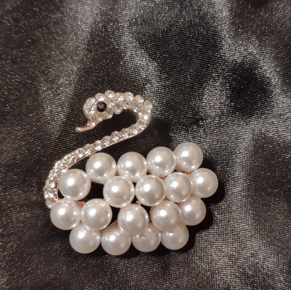 Elegant Pearl Swan Brooch - Picture 3 of 3